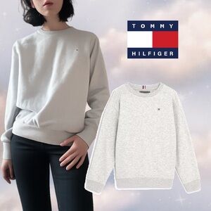 🩶 Tommy Hilfiger Light Gray Crewneck Sweater